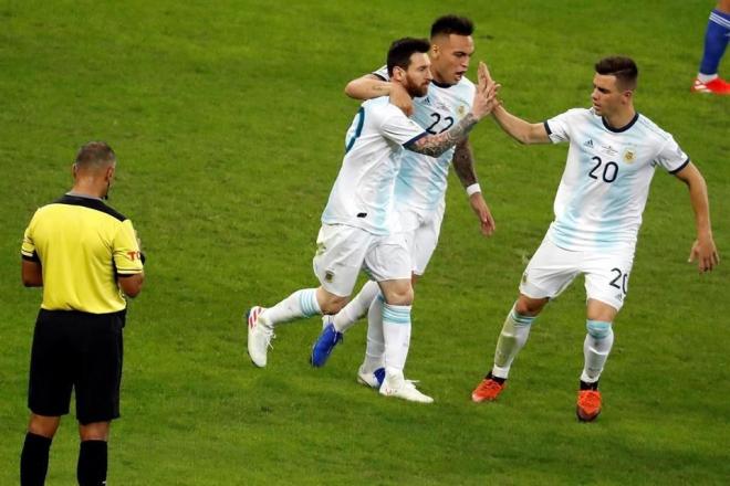Lo Celso celebra el gol de Messi en el Argentina-Paraguay de la Copa América.