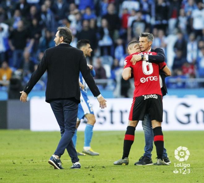 Martí consuela a Pedraza tras su dura entrada sobre Bergantiños (Foto: LaLiga).