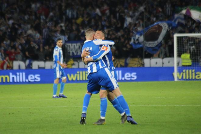 Domingos y Quique celebran el segundo gol del Dépor (Foto: Iris Miquel).