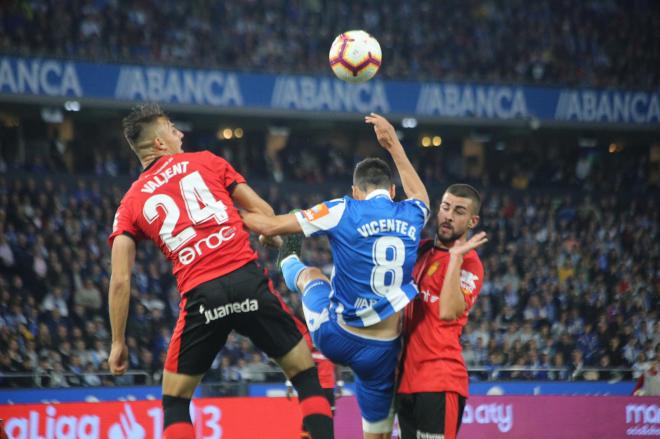 Un lance entre el Deportivo y el Mallorca en Riazor (Foto: Iris Miquel).