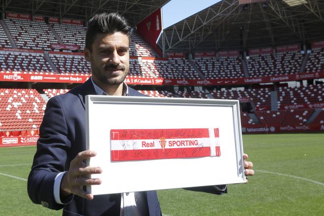 Roberto Canella con su brazalete de capitán  (Foto: Luis Manso).