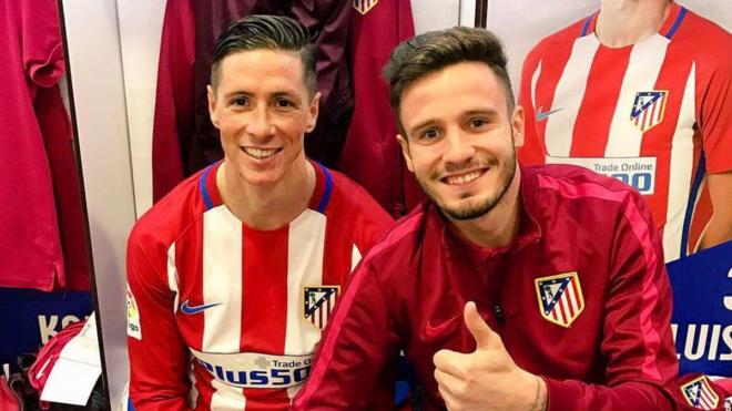 Fernando Torres y Saúl, en el vestuario del Calderón.
