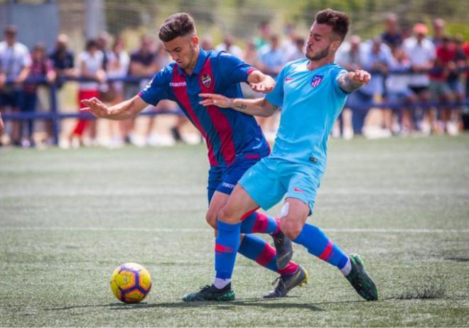 Un lance del partido entre granotas y colchoneros. (Foto: Levante UD)