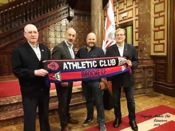 El socio del Aroche entregó a Aitor Elizegi una bufanda del club onubense.
