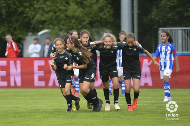 Las chicas del Betis celebran un gol (Foto: LaLiga).