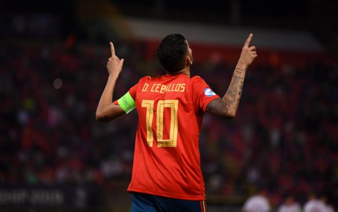 Dani Ceballos celebra un gol con España (Foto: UEFA).