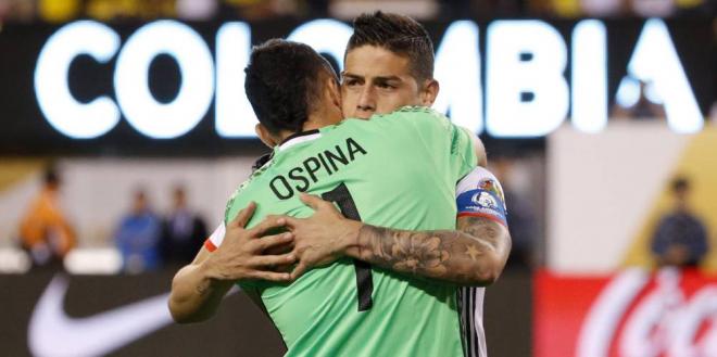 David Ospina abraza a James Rodríguez.