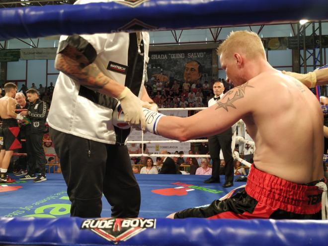 El boxeador finlandés Tuomo Eronen apenas le duró 20 segundos a Jon Fernández en Torrelavega.