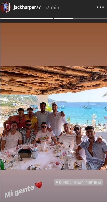 Harper, en Ibiza con amigos.