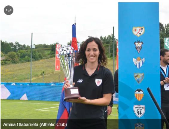Amaia Olabarrieta posa sonriente con el trofeo a la mejor entrenadora de la Liga Promises Femenina (Foto: LaLiga).