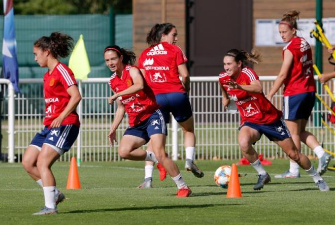 Aitana Bonmatí y Mariona Caldentey se ejercitan el entrenamiento de la selección en Reims.