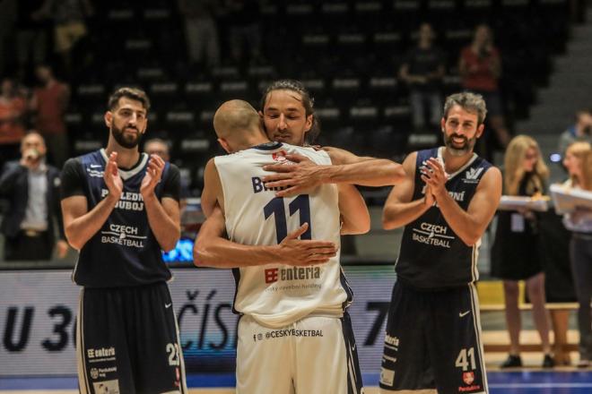 Jiri Welsch se abraza a Lubos Barton en presencia de Berni Rodríguez (Foto: Cesky Basketball).