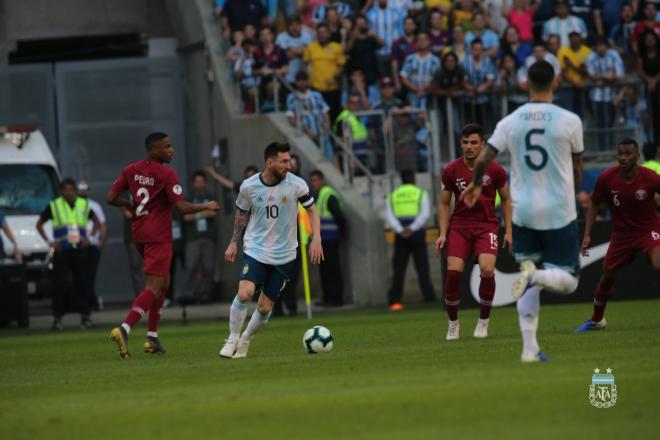 Messi controla un balón en el duelo ante Catar (Foto: AFA).