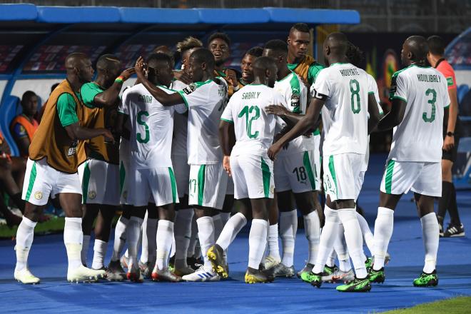 N'Diaye, de fondo, celebra el gol de Senegal.