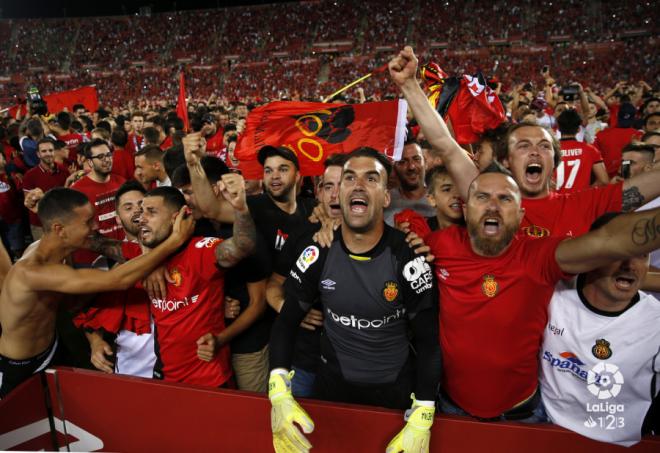 Los jugadores y la afición del Mallorca celebran el ascenso.