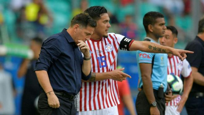 Berizzo escucha a Gustavo Gómez en el Colombia-Paraguay de la Copa América (Foto: EFE).