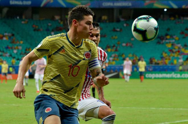 James Rodríguez persigue un balón en el partido ante Paraguay.