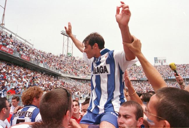 Los jugadores del Málaga celebran con su afición el ascenso a Primera de 1999.