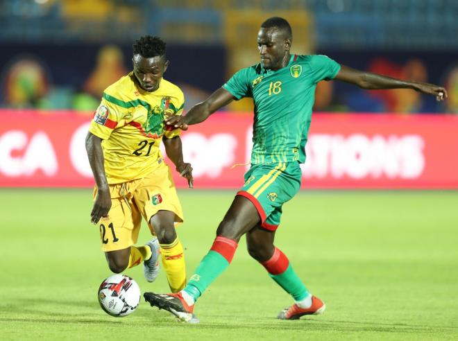 El Hacen intenta robar la pelota ante Mali en la Copa de África 2019.