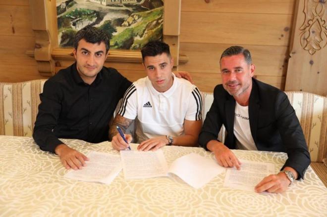 Jaime Romero firmando su contrato con el Qarabag FK (Foto: JV Sports).