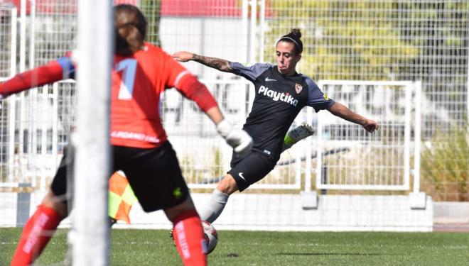 Nagore Calderón, jugando con el Sevilla Femenino.
