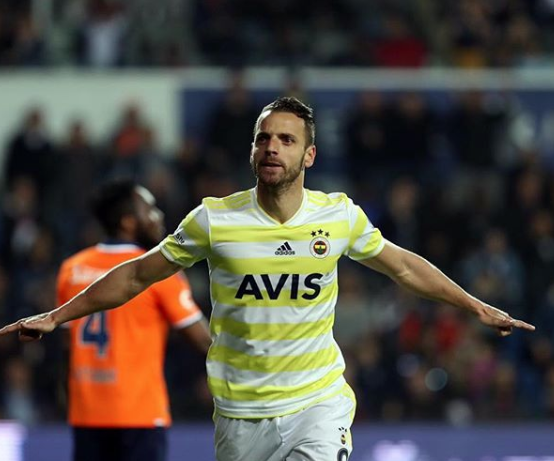 Soldado celebra un gol con el Fenerbahçe.