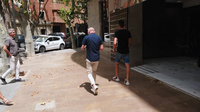 Álex Centelles y su padre, tras salir de las oficinas del Valencia CF.