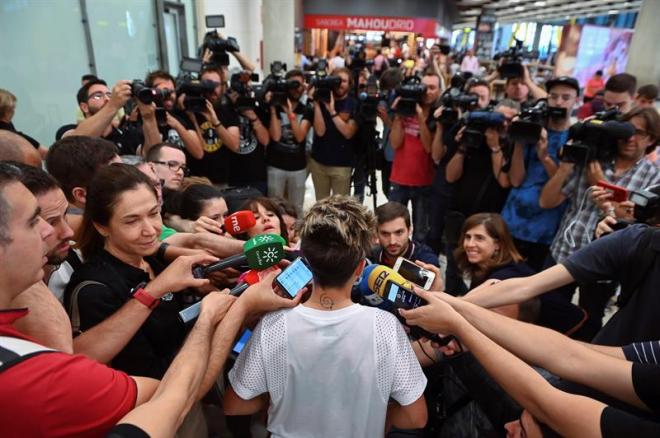 Amanda Sampredro atiende a los medios a su llegada este martes al aeropuerto de Madrid Barajas