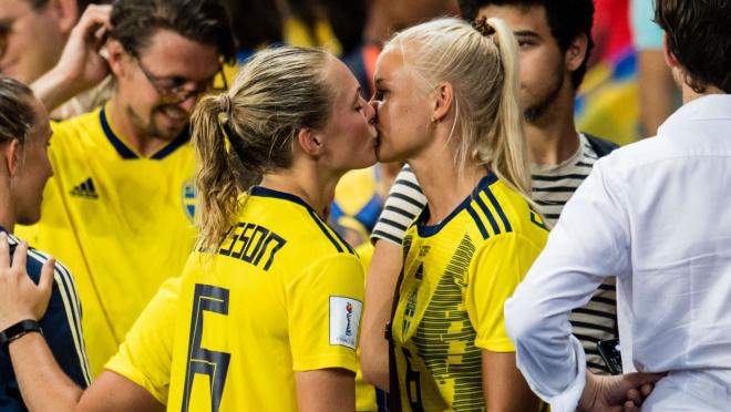 Magdalena Eriksson y Pernille Harder se besan tras la clasificación de Suecia.
