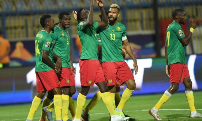Los jugadores de Camerún celebra un gol.