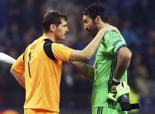 Iker Casillas y Gianluigi Buffon se saludan tras un Juventus-Oporto.