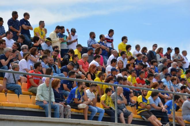 Aficionados en las gradas de El Rosal (Fotos: Cádiz CF).