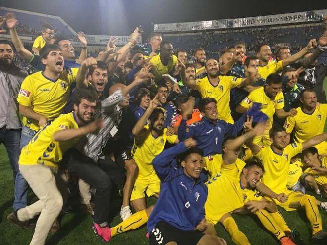 Los jugadores del Cádiz celebran el ascenso en Alicante.