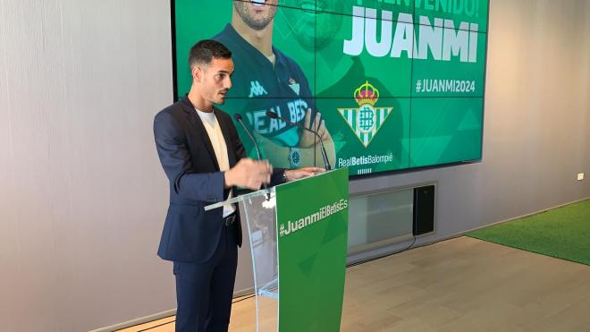 Presentación de Juanmi en el Betis. (Foto: Kiko Hurtado).