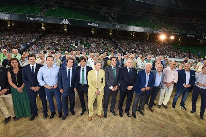 Gordillo, el presidente Ángel Haro y algunos campeones de Copa del 77 y de 2005.