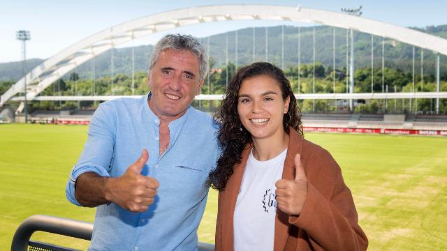 La nueva portara rojiblanca, Andrea de la Nava, junto a Joseba Agirre en Lezama (Foto: Athletic Club).