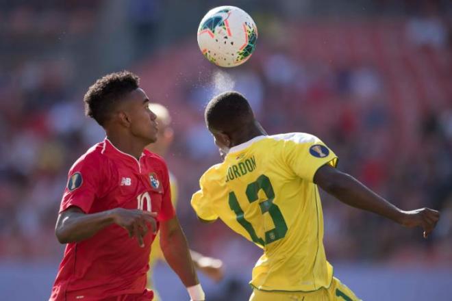 Bárcenas lucha por un balón en el partido contra Guyana. (Foto: Copa Oro)