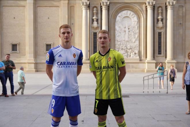 Carlos y David Vicente posan con las nuevas equipaciones del Real Zaragoza (Foto: Dani Marzo).