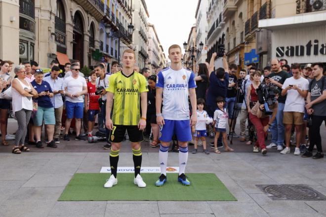 Carlos y David Vicente posan con las nuevas equipaciones del Real Zaragoza (Foto: Dani Marzo).