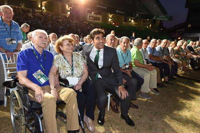 Ángel Haro, con una de las socios más antiguas del Betis (Foto: Kiko Hurtado).