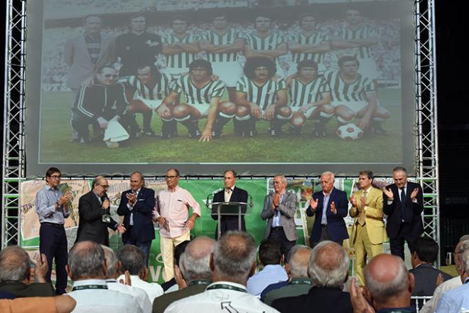 Los campeones del 77 en el Villamarín (Foto: Kiko Hurtado).