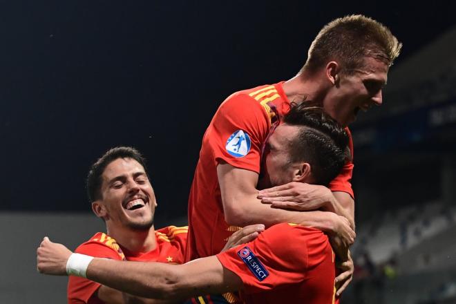 Fabián, Dani Olmo y Fornals celebran uno de los goles de España ante Francia en la Eurocopa sub 21.