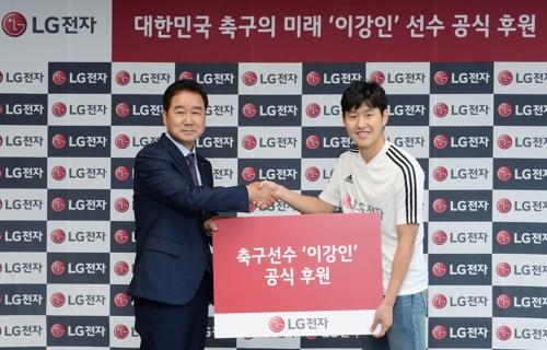 Kangin Lee, en la firma de su contrato con LG. (Foto: LG)