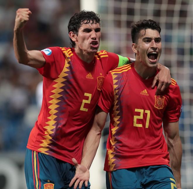 Vallejo y Marc Roca celebrando el tanto (Foto: UEFA).