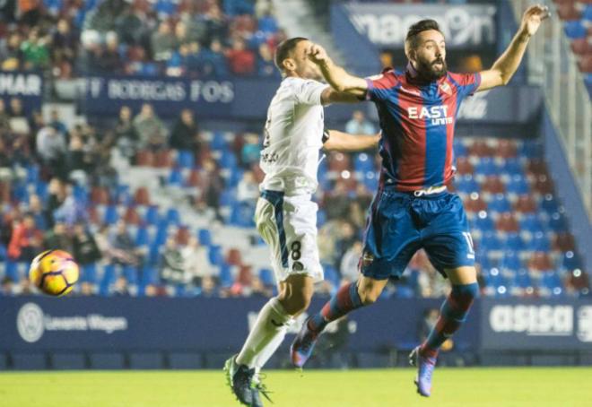 Morales en un partido ante el Getafe vistiendo la camiseta del ascenso.