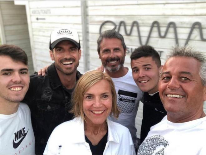 Aitor Ocio y Rafa Alkorta en Zahara con Álex Sola y otras personas (Foto: Instagram).