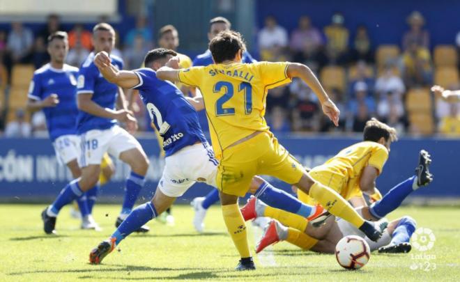 Sangalli disputa un balón en Santo Domingo en el partido ante el Oviedo.