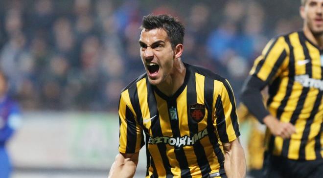Vasilios Lampropoulos, celebra un gol con la camiseta del AEK de Atenas.