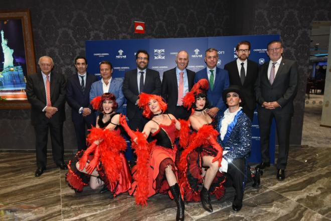 Autoridades y personalidades posan en la inauguración del Casino Admiral Sevilla.