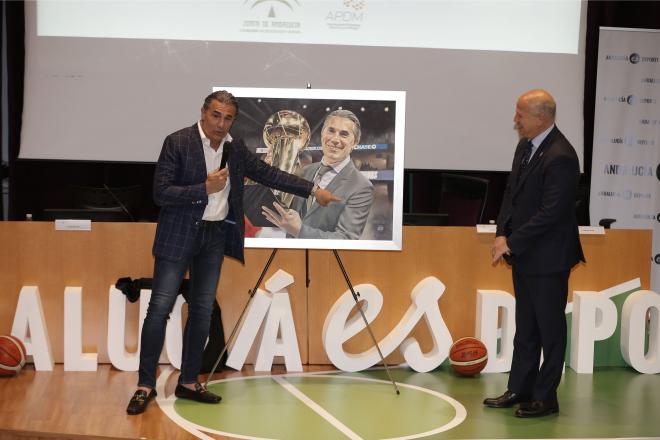 Sergio Scariolo, junto a Javier Imbroda y el regalo de la Junta de Andalucía.